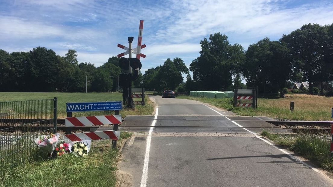 Bij de spoorwegovergang in Lunteren, waar in de nacht van zaterdag op zondag een 18-jarige bromfietser om het leven kwam, zijn bloemen neergelegd. De politie gaat uit van een tragisch ongeval.
