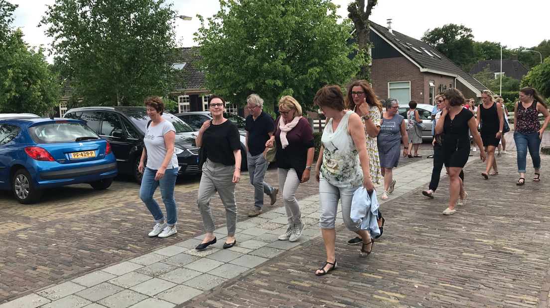 Personeelsleden van Treant op weg naar de vakbondsbijeenkomst in Borger (Rechten: RTV Drenthe/Steven Stegen)