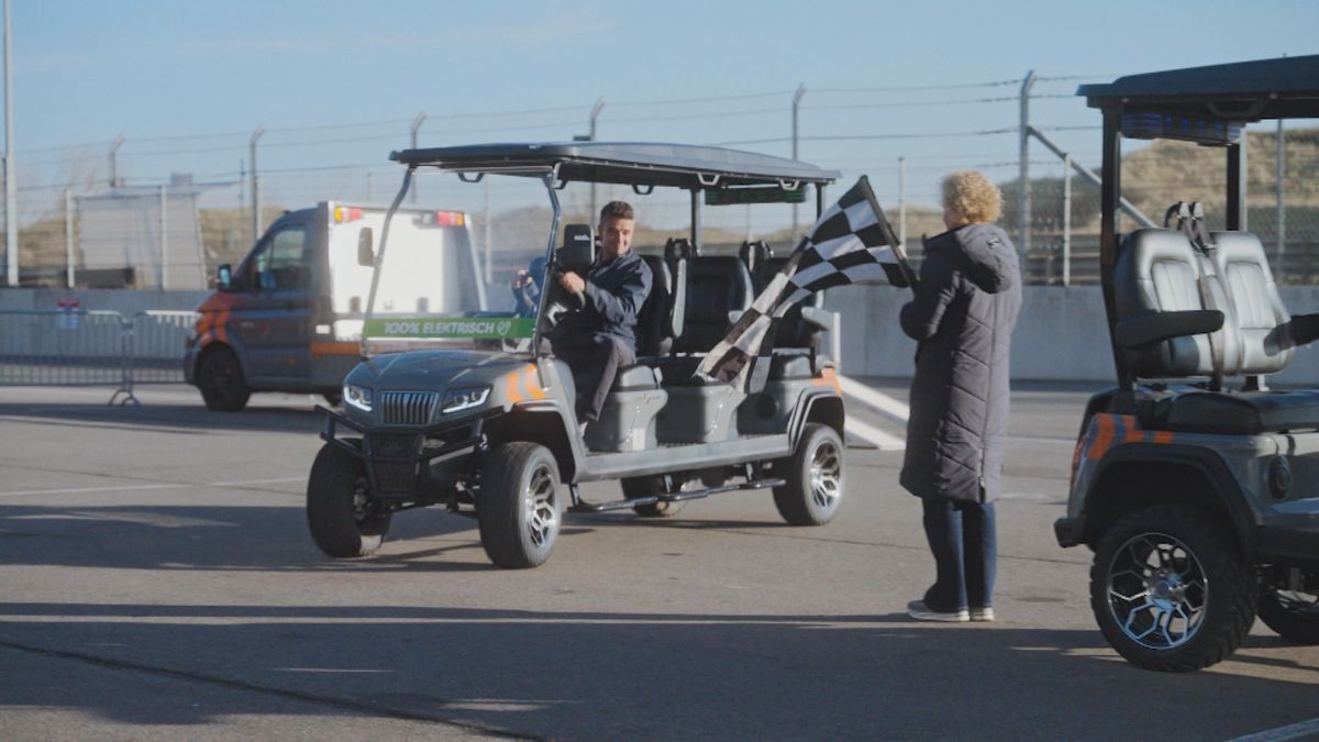 Golfkarchauffeurs oefenen op circuit van Zandvoort
