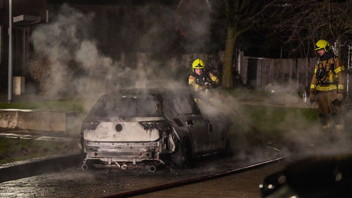 Auto in de sloot • auto uitgebrand