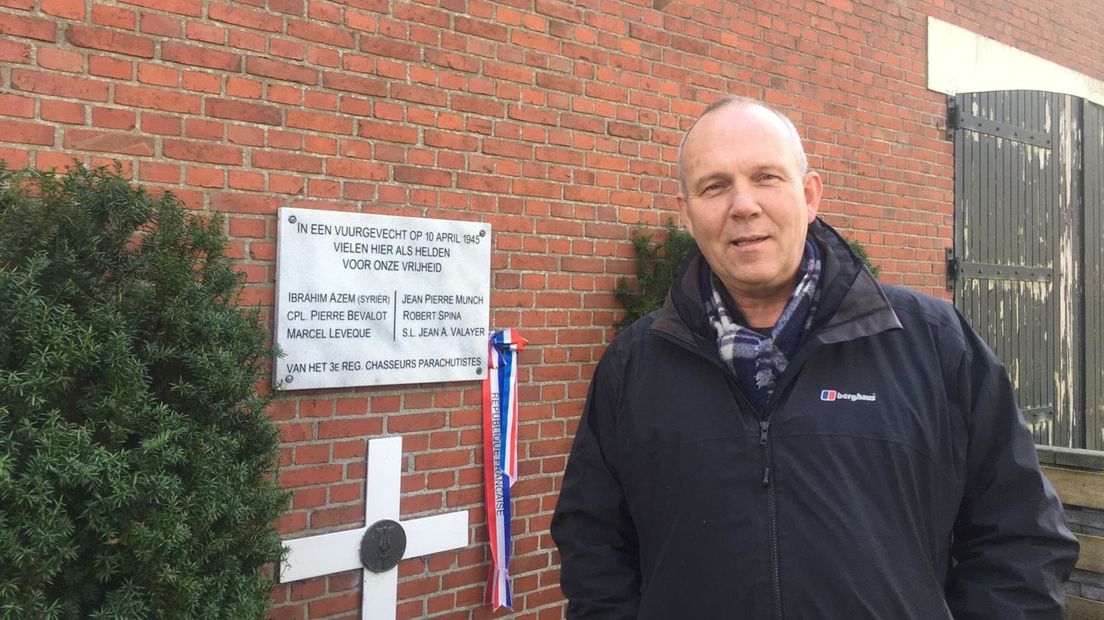 Harold de Jong voor het monument aan de Koelenweg, Huis ter Heide (Rechten: RTV Drenthe/Sophie Timmer)