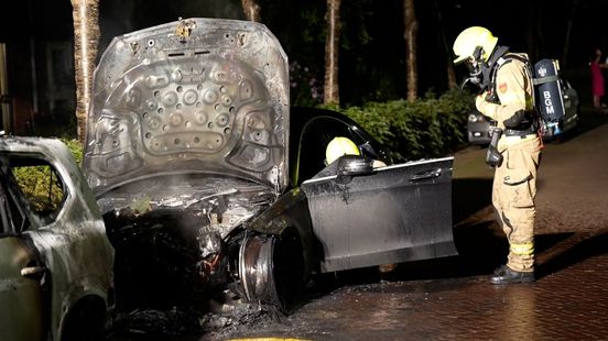 Felle steekvlam zet Mercedes in lichterlaaie, andere auto volgt