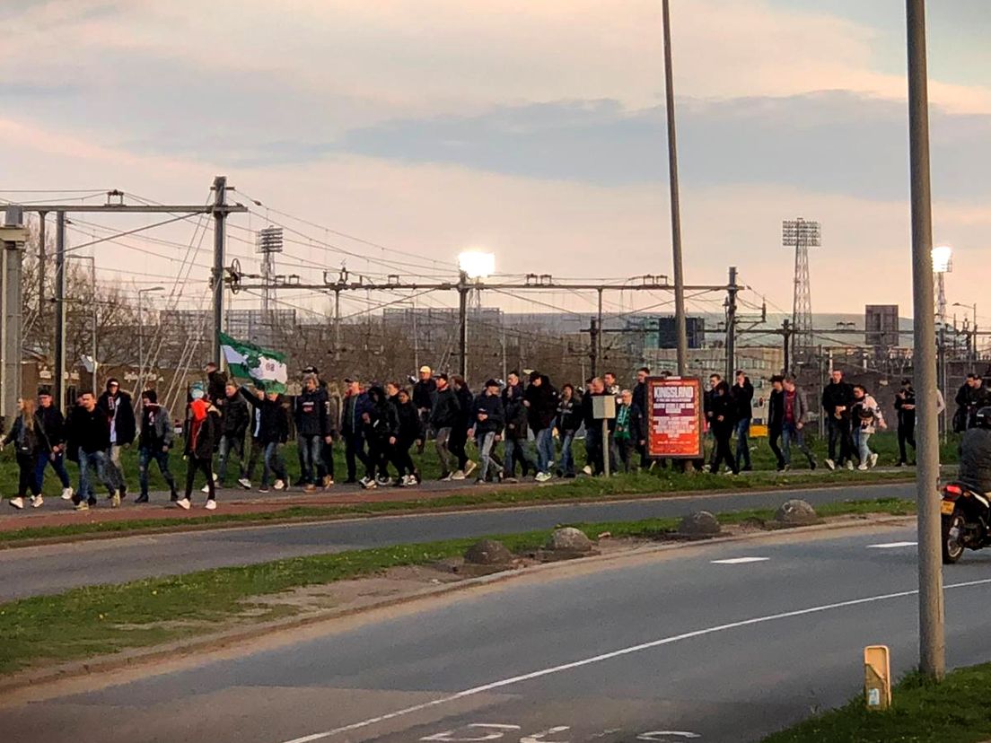 Feyenoordfans lopen protestmars tegen KNVB: 'Het Stadhuisplein zal blij met ons zijn!'