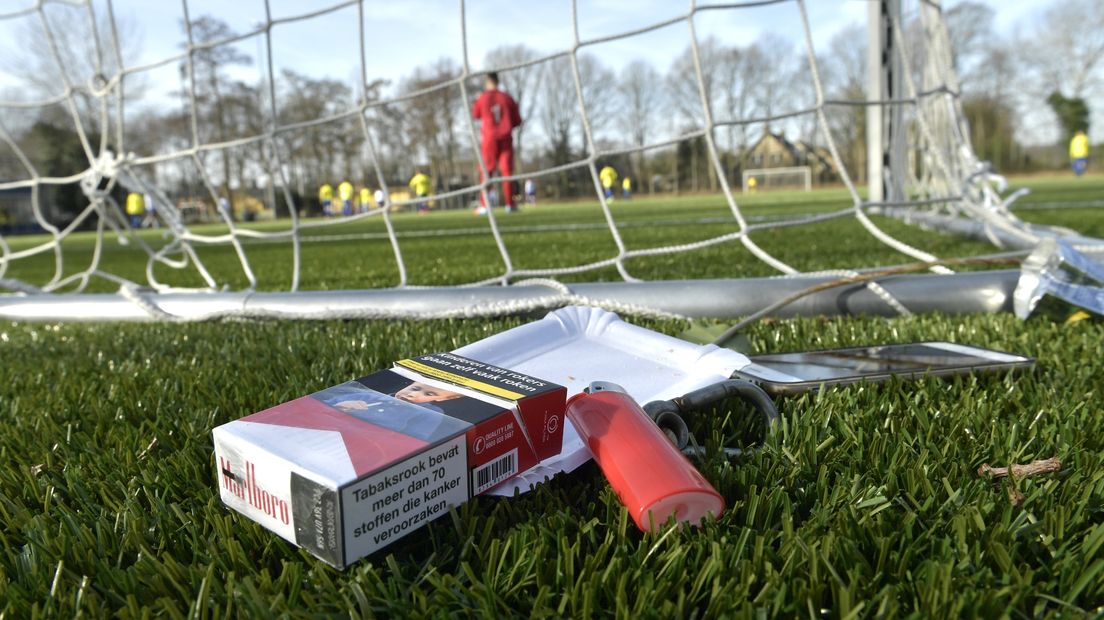Een pakje sigaretten op een voetbalveld