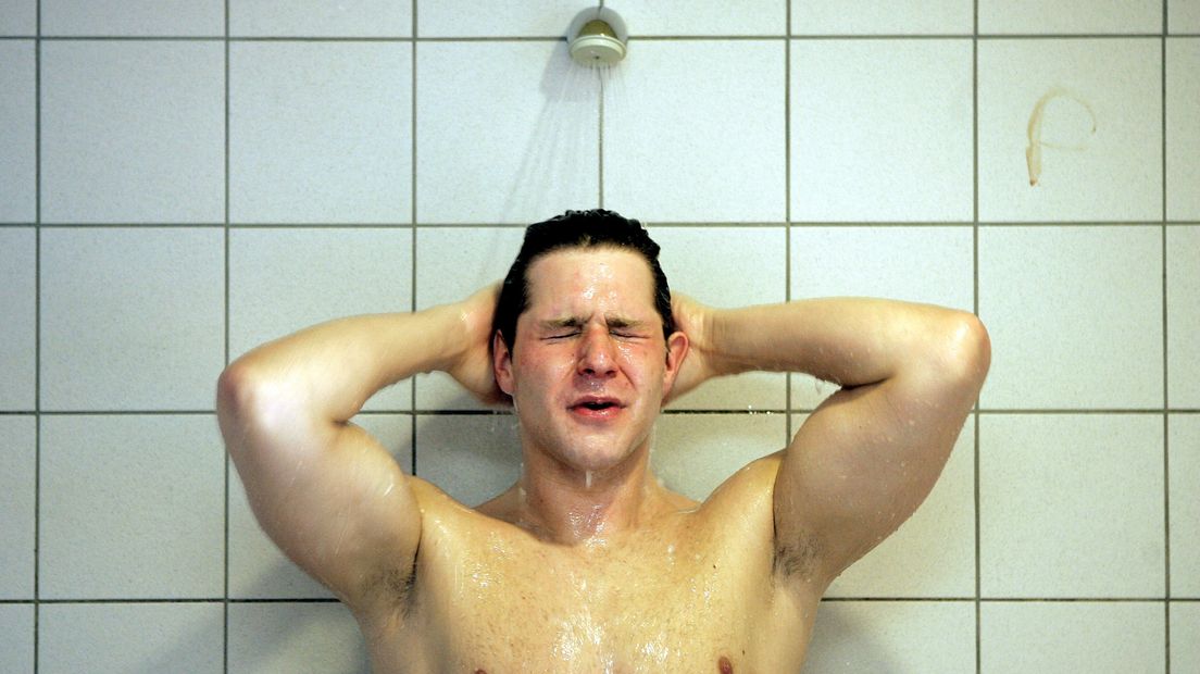 Zwemmer Mark Veens onder de douche.