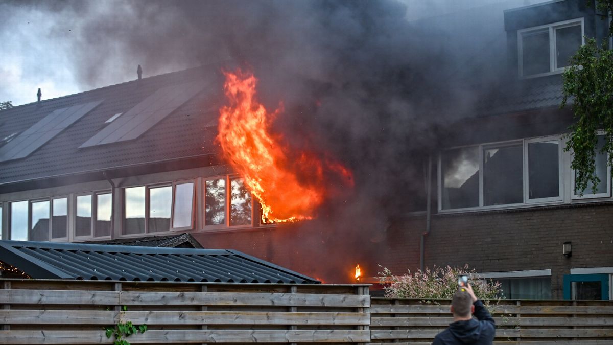 Uitslaande brand in woning in Sneek | Politie houdt persoon aan na steekincident in Leeuwarden
