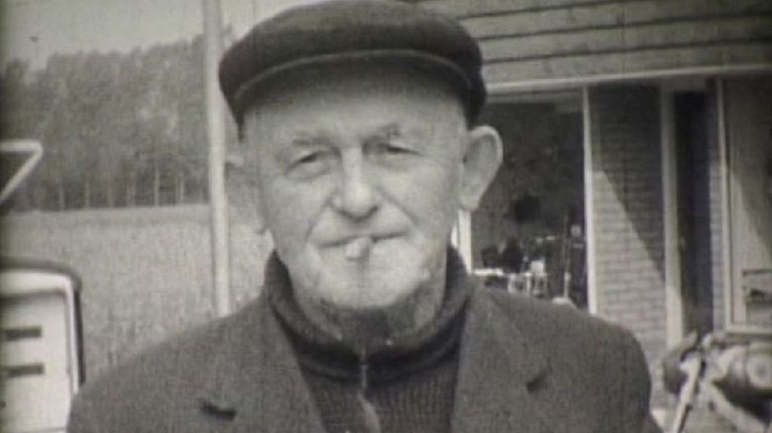 Dorpsfiguur en dialectman Frans Roes (Herman van Velzen) in Hengelo 1965