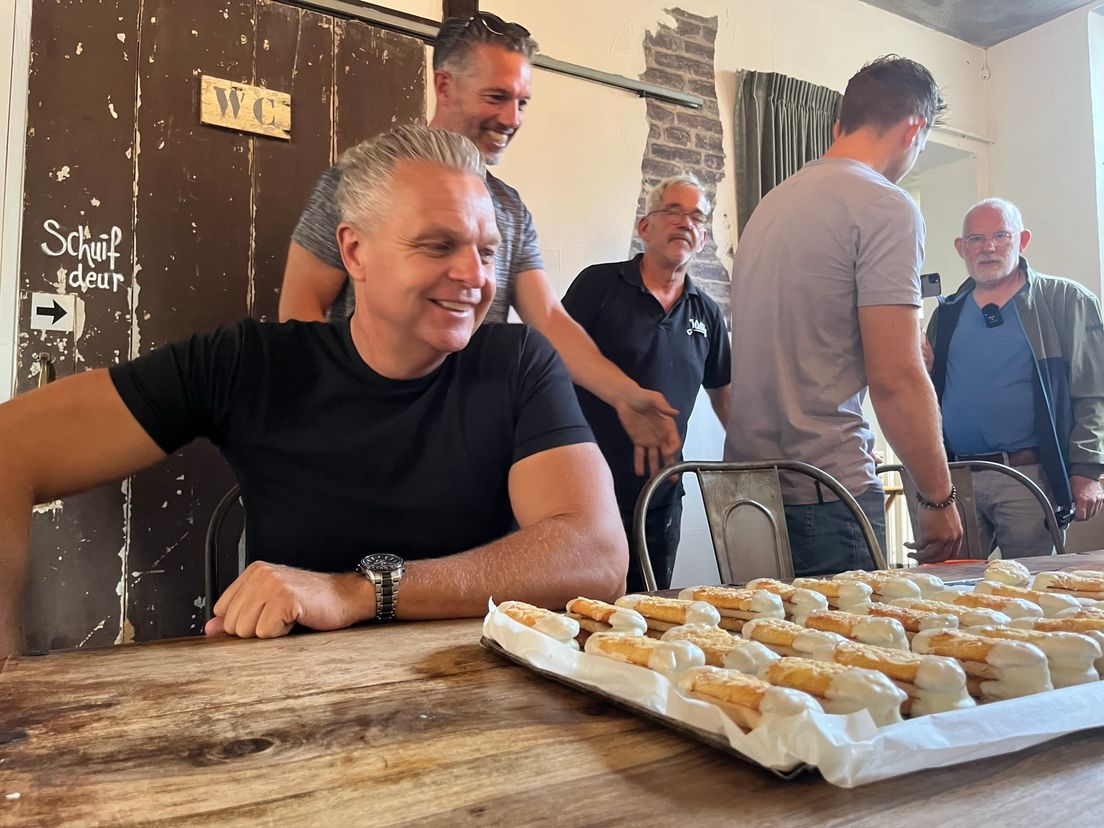 Deelnemers van de schapenpotenchallenge maken zich klaar voor het eten van zoveel mogelijk koeken