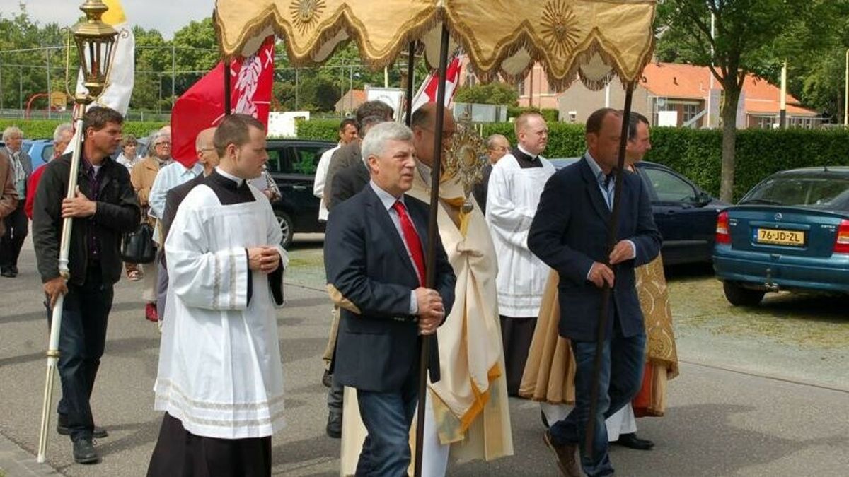 Inzameling toiletartikelen bij Sacramentsprocessie: 'De Heer vraagt ons te delen'