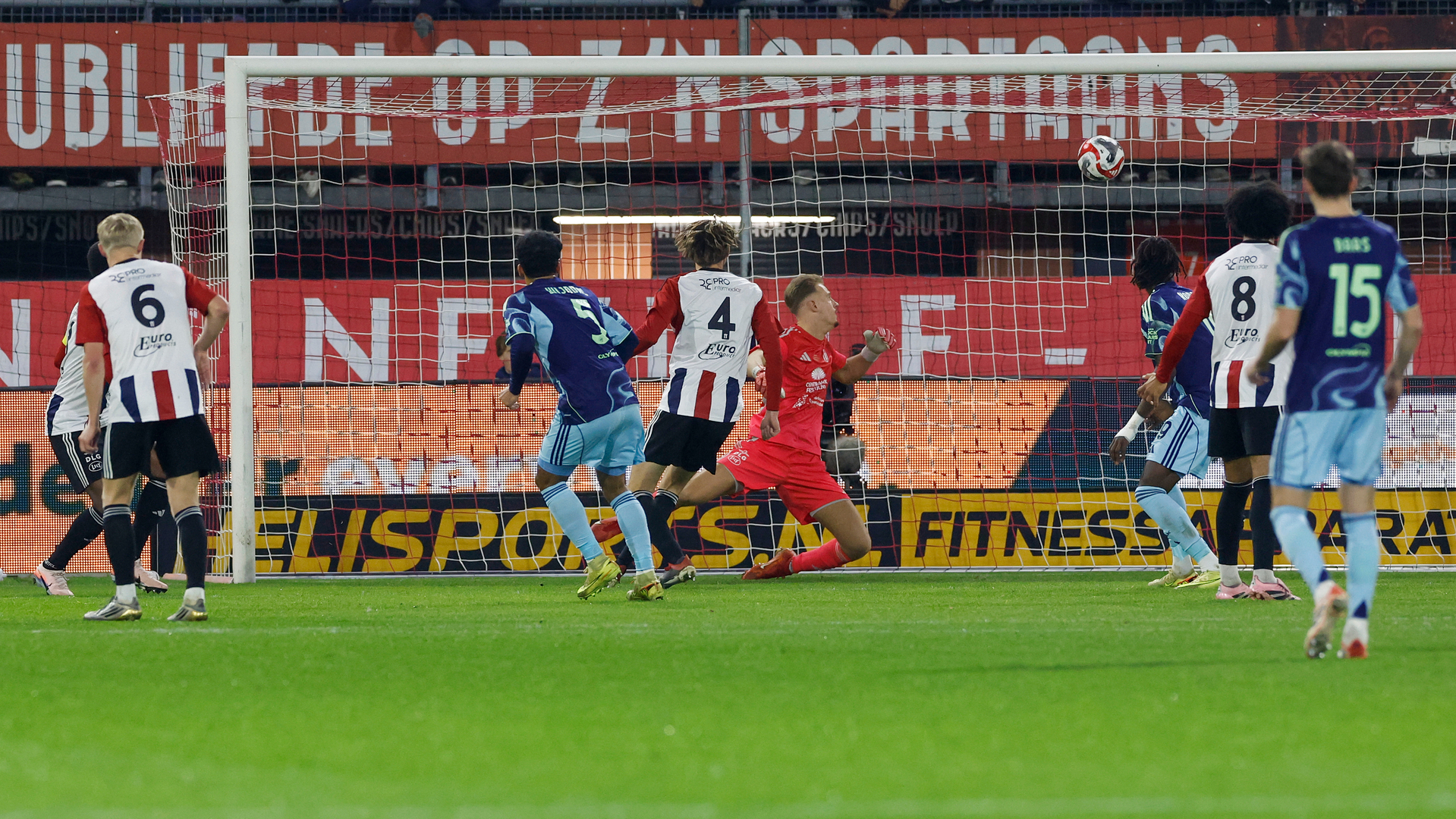 Owen Wijndal schiet de openingstreffer binnen