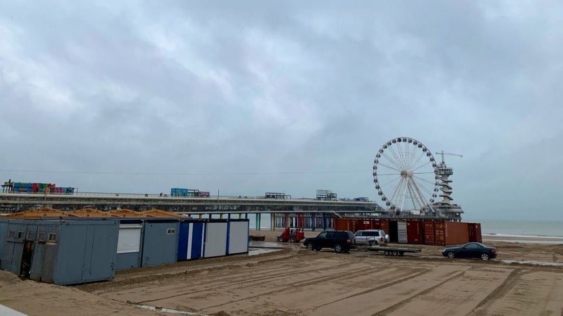 Op het strand wordt hard gewerkt om de strandtenten neer te zetten