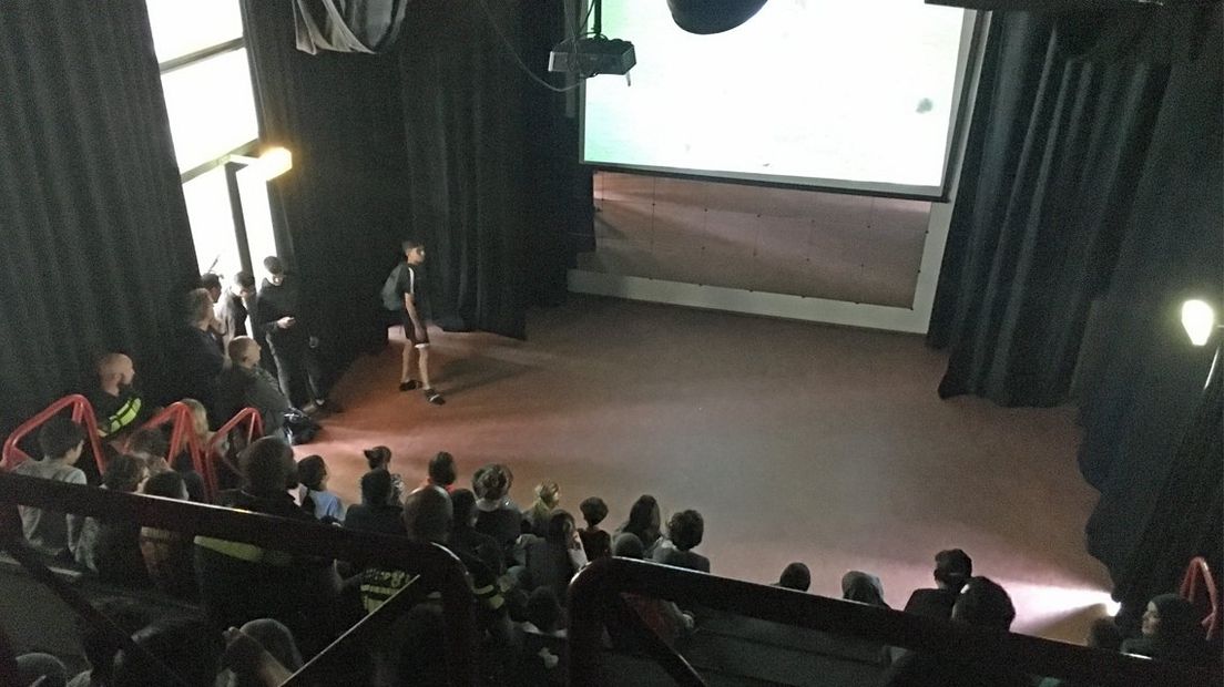 De politie kijkt woensdag samen met kinderen en jongeren uit de buurt naar de wedstrijd.