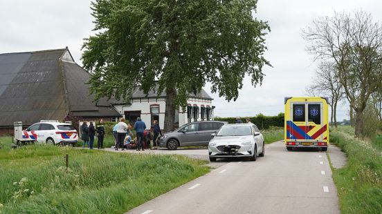 112-nieuws: Auto op de kop in de sloot in Westerwijtwerd, 'twee honden overleden'