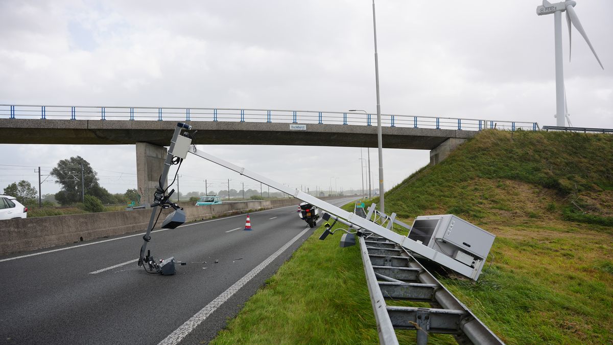 112 Nieuws: Scooterrijder gewond | Bomen en flitspaal om door harde wind