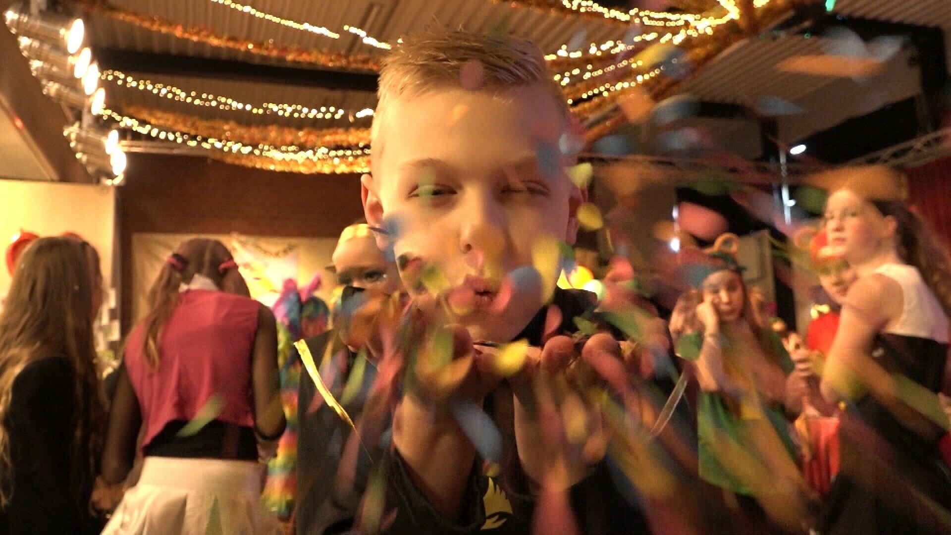 Clowns, brandweer en dino's trekken door Meul'ndobstad tijdens carnaval