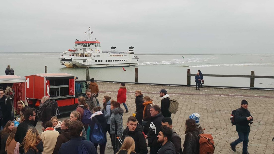 De veerboot van Wagenborg zat zaterdagochtend bomvol met uiteindelijk duizend passagiers.