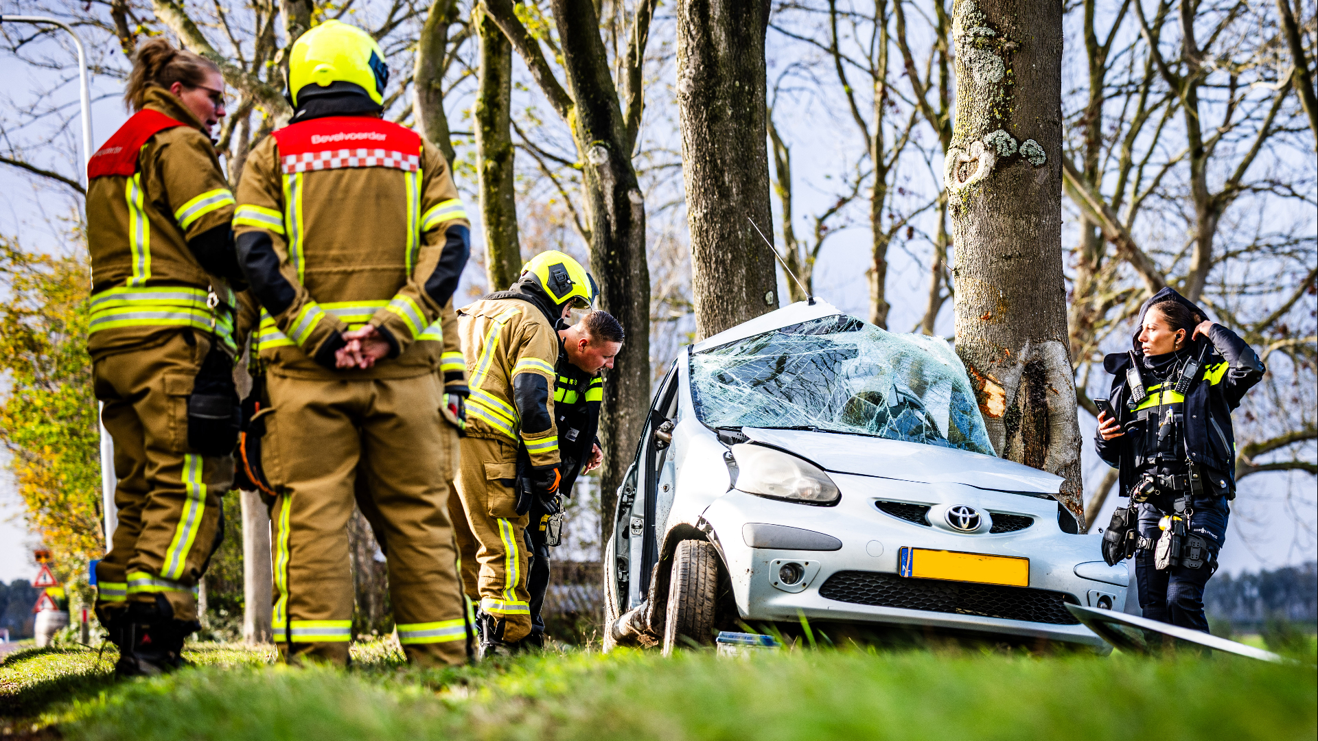 Automobilist naar ziekenhuis na botsing boom | Verkiezingsborden VVD vernield.