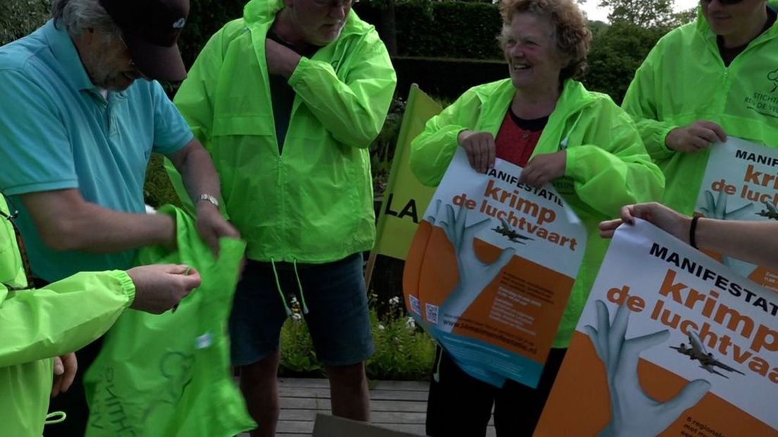 Demonstranten voeren actie tegen de luchtvaart.