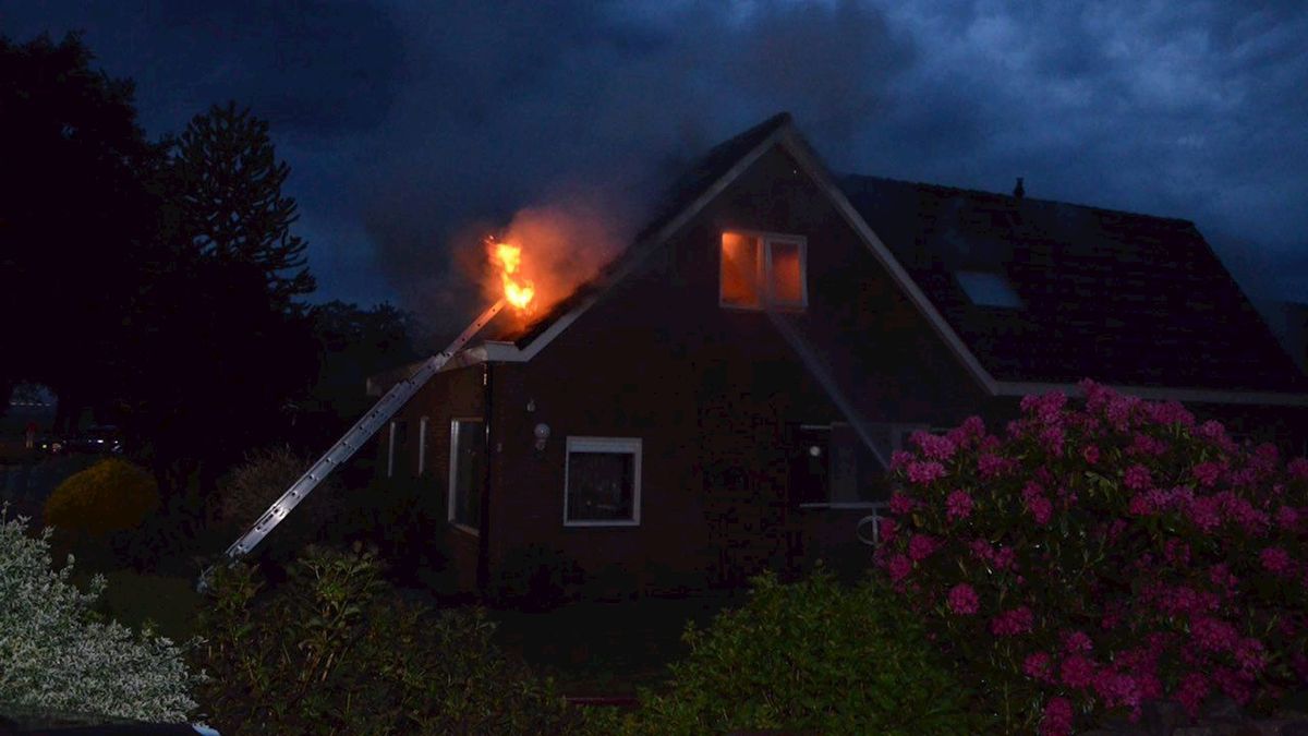 Uitslaande brand in woning Beerzerveld door blikseminslag