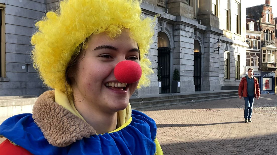 De jongerenwerkers gingen als clown verkleed.