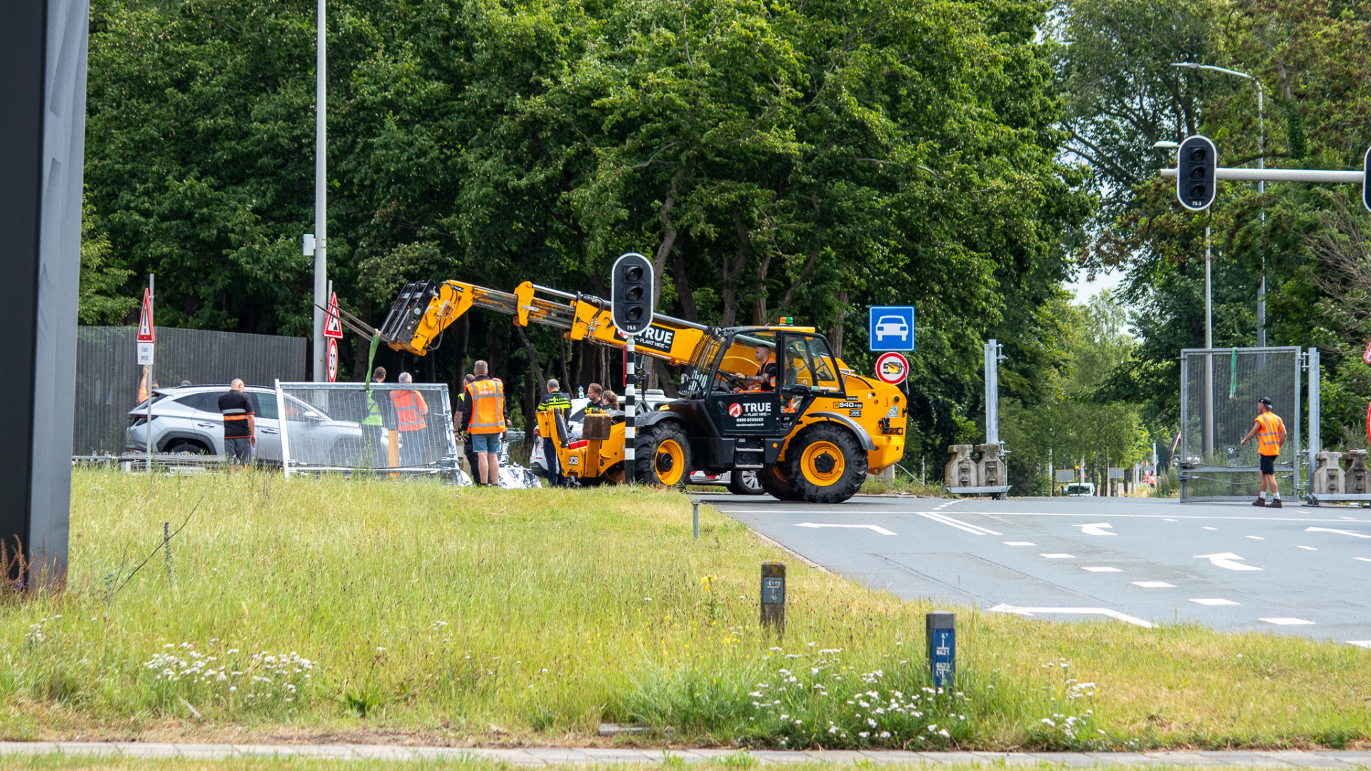 De hekken op de Professor B.M. Teldersweg zijn donderdagochtend al weg gehaald