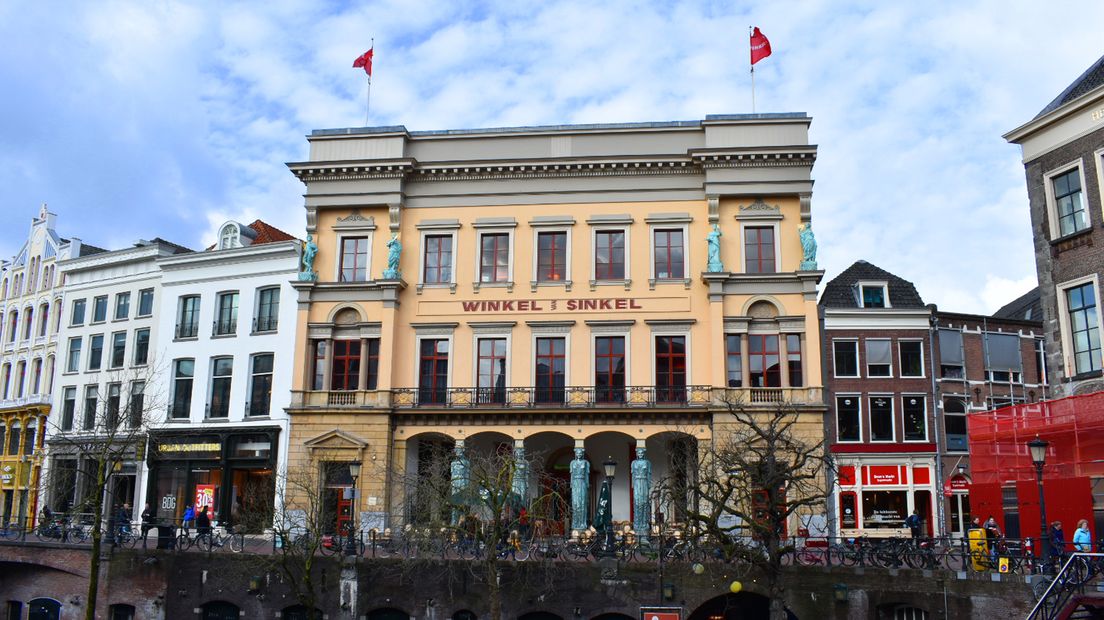 De Winkel van Sinkel, met z'n vier opvallende vrouwen-zuilen, is anno 2022 nog steeds een begrip in Utrecht.