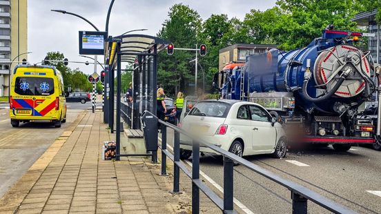 Fatbiker naar ziekenhuis na aanrijding | Pakketbus knalt tegen personenauto. Fatbiker naar ziekenhuis na aanrijding | Pakketbus knalt tegen personenauto.
