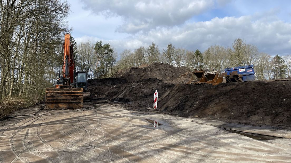 Grond aan de rand van het bos