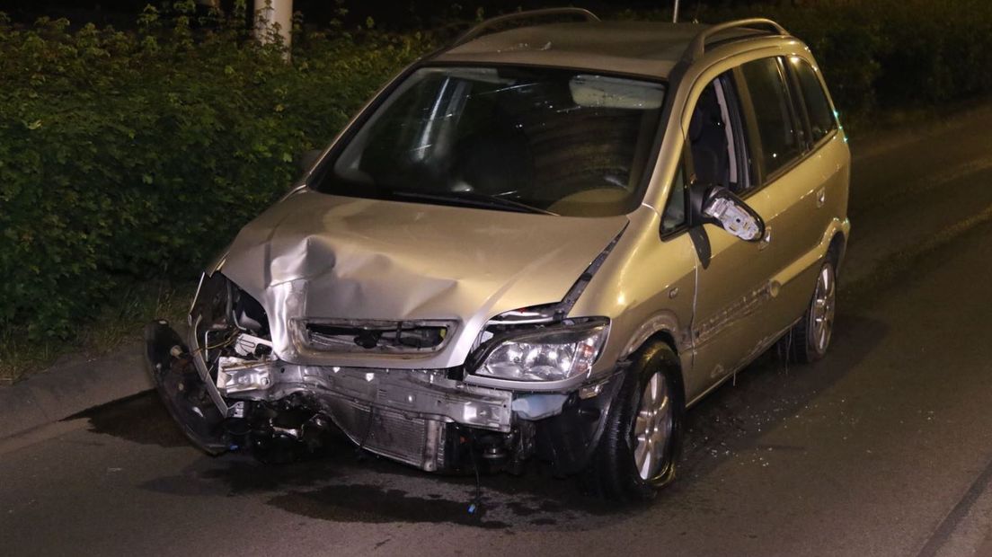 Een 18-jarige automobilist uit Barneveld heeft in de nacht van vrijdag op zaterdag een verkeerspaal en een stoplicht uit de grond gereden. Dat gebeurde op de Stationsweg in zijn woonplaats.