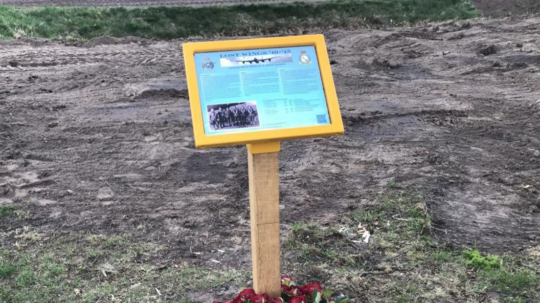 Het bord ter nagedachtenis aan de dodelijke vliegtuigcrash in het Siepelveen (Rechten: RTV Drenthe/Janet Oortwijn)