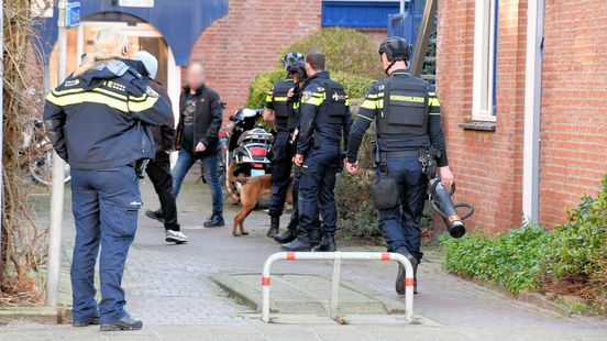 Politieduikers vissen gedumpt wapen uit water Nieuws