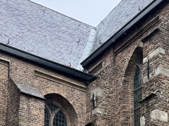 Twee van de vijf regenpijpen van de Dorpskerk in Spijkenisse waar een deel van is gestolen.
