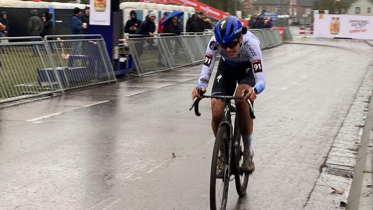 LIVE: Del Grosso wint beloftenwedstrijd Vestingcross in Hulst, Remijn knap zesde
