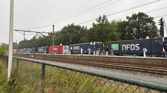 Reizigers kunnen spoor niet over door gestrande trein
