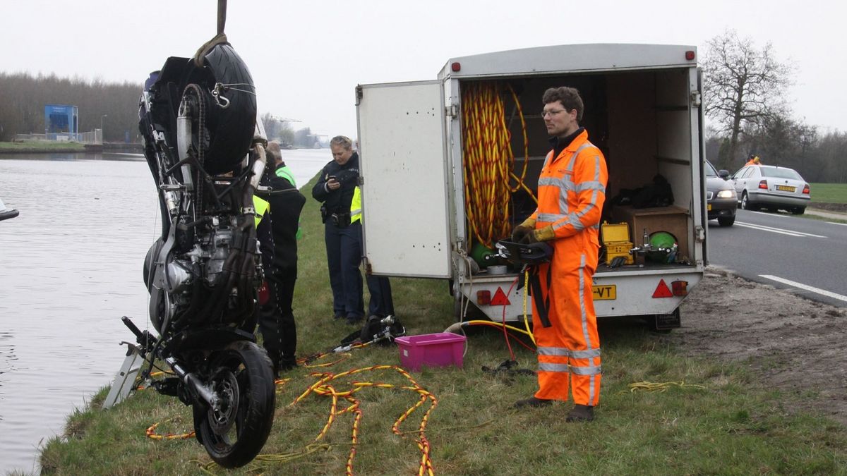 Motorrijder te water in Westerbroek