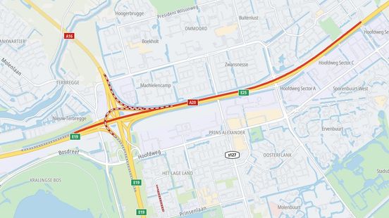 Vrachtwagen kantelt na botsing met vangrail, snelweg nog lang dicht door ravage op weg Home
