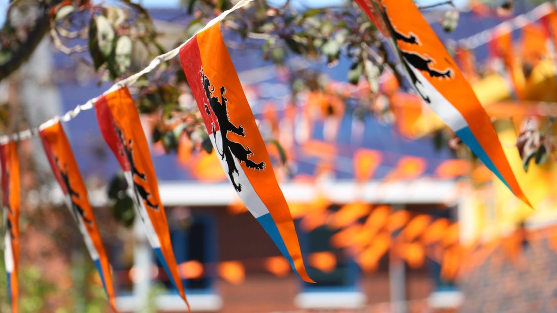 De Piet de Koestraat is versierd met oranje vlaggetjes