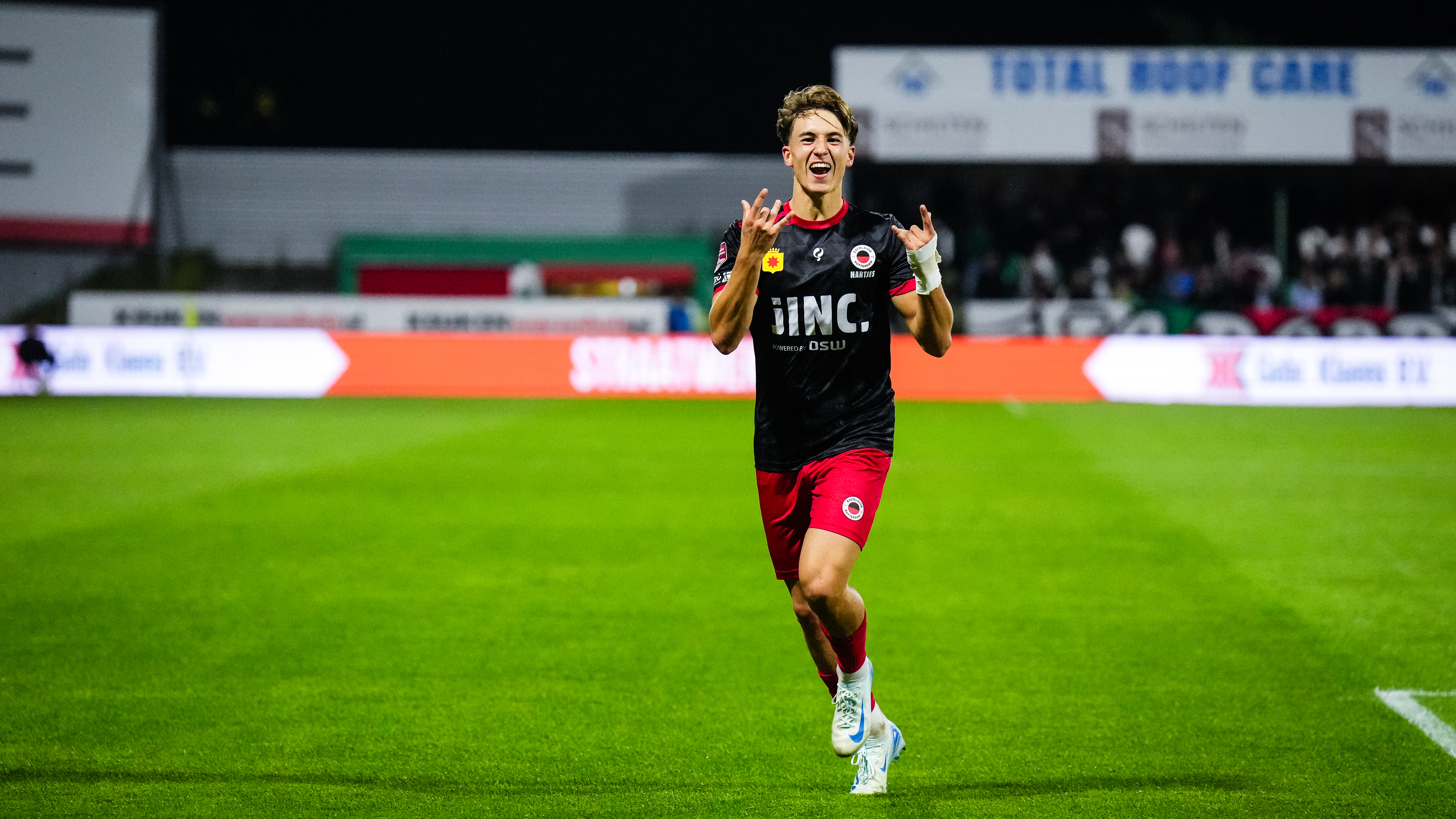 Lennard Hartjes viert zijn eerste doelpunt voor Excelsior