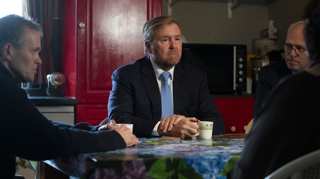 De koning aan de keukentafel bij boer Cees