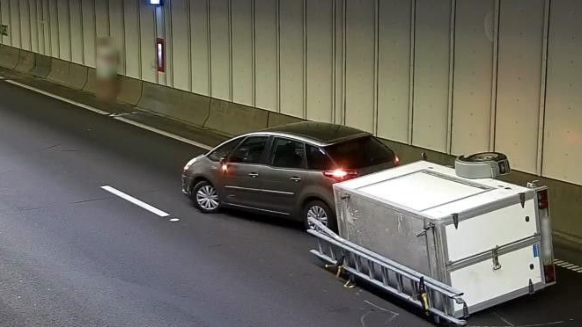 De aanhanger belandde in de Heinenoordtunnel op de zijkant.
