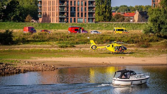 Traumahelikopter en duikers naar Rijn voor reddingsactie