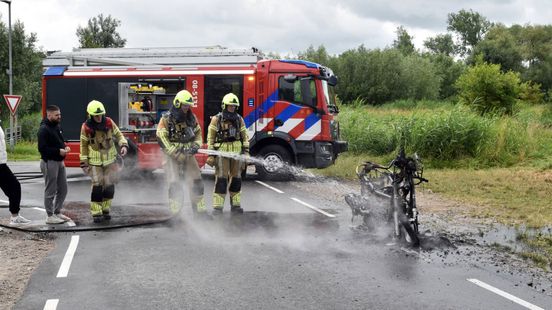 Man ziet zijn nieuwe motor in vlammen opgaan
