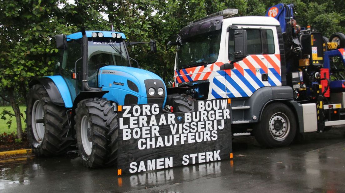 In Zuidbroek hebben protesterende boeren een politietruck klem gezet