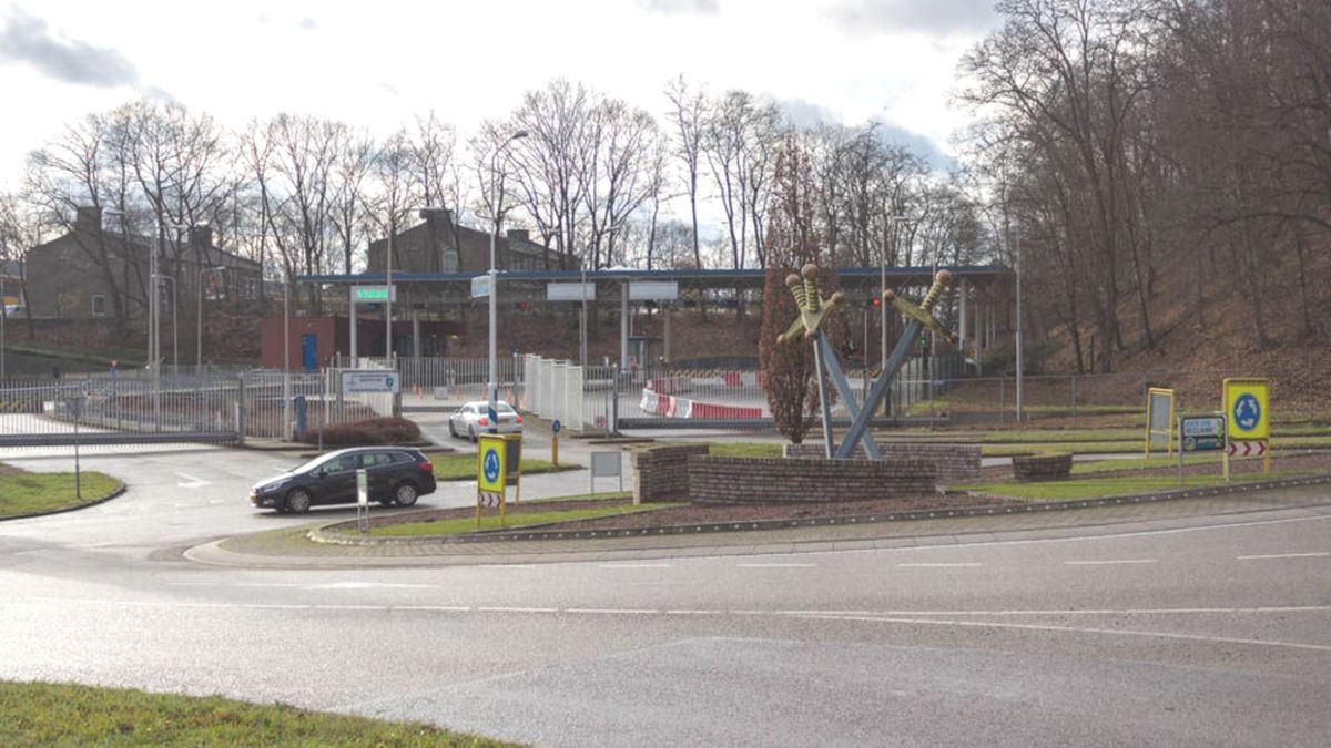 NAVO-chef Rutte brengt bezoek aan basis in Brunssum