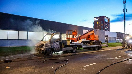 Bestelbus volledig uitgebrand