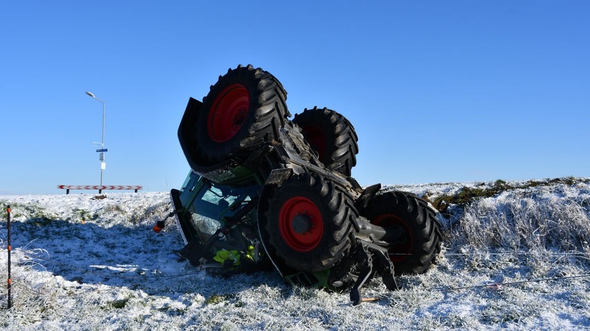 A58 bij Rilland toch weer dicht, trekker ondersteboven door gladheid
