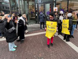 Medewerkers Bijenkorf Utrecht staken: 'Ons loon is heel weinig, terwijl we heel veel doen'