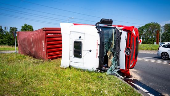 Provinciale weg dicht na ongeluk waarbij vrachtwagen kantelt Home