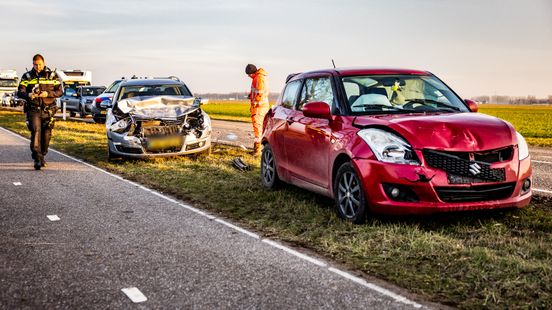 Flinke vertraging op N-weg door botsing drie auto’s. Flinke vertraging op N-weg door botsing drie auto’s.