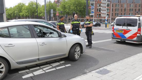 Boze bestuurder slaat autoruit in na botsing. Boze bestuurder slaat autoruit in na botsing.